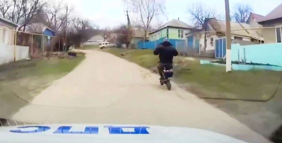 Воронежские полицейские задержали пьяного электросамокатчика