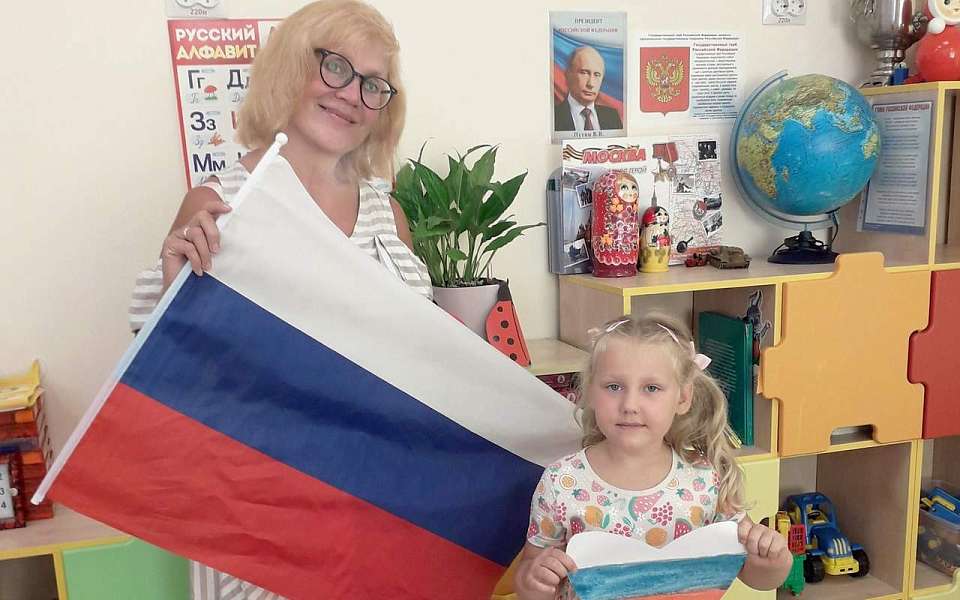 В Железнодорожном районе начался флешмоб фотографий ко Дню флага, который отмечается 22 августа