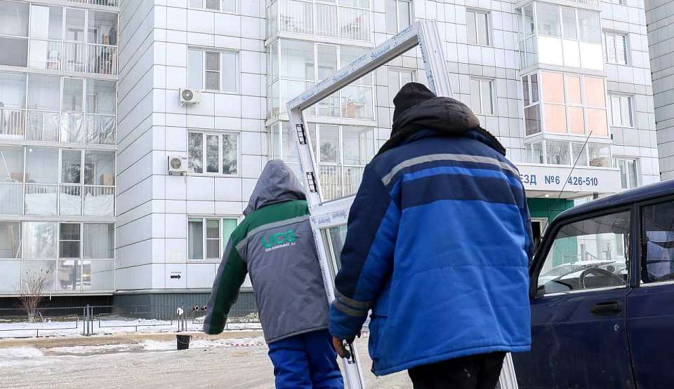 В Воронеже начали вставлять выбитые в домах атакой беспилотников окна