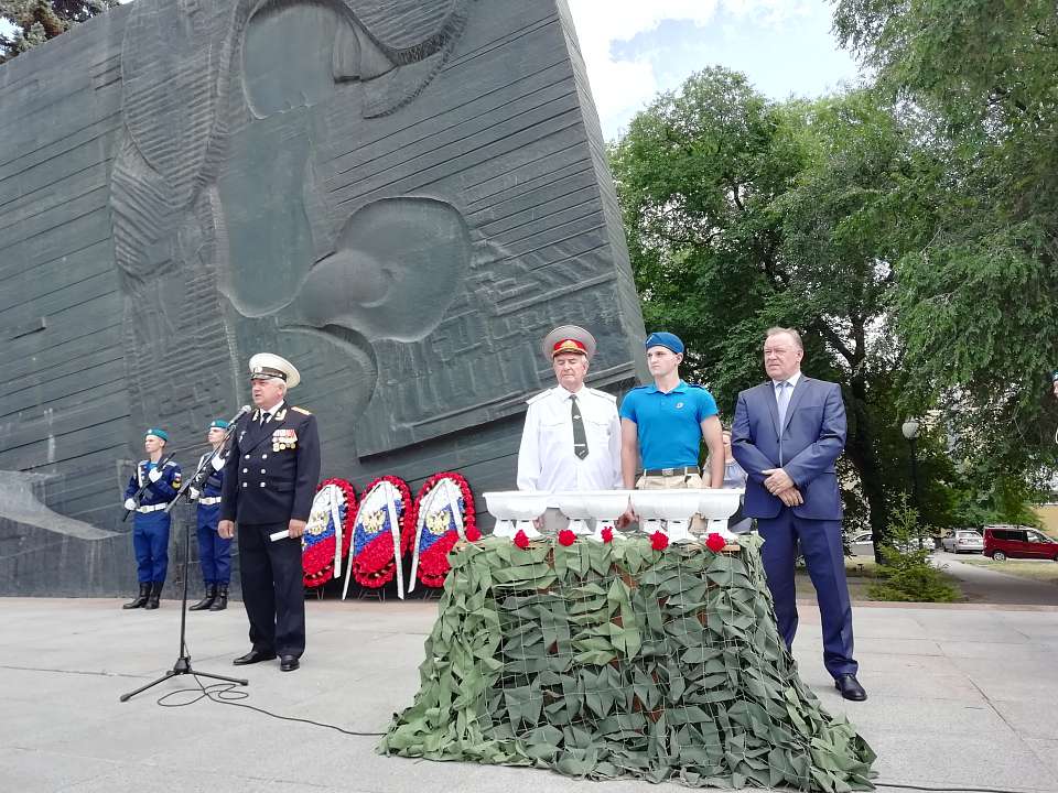       Коминтерновский район присоединился к всероссийской акции «Горсть памяти» 