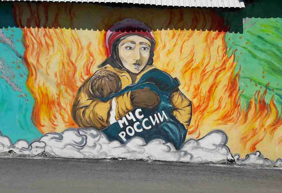 Пожарные в воронежском Боровом спасли двоих детей 7 и 8 лет из полыхающего дома