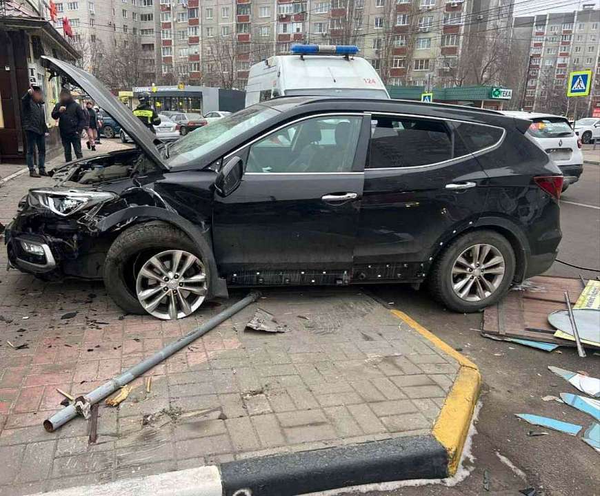 Вылетевший с дороги Hyundai в Воронеже сбил двух пешеходов и врезался в здание