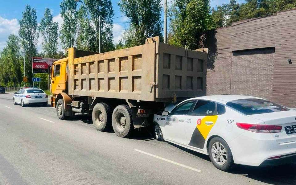 Таксист врезался в грузовик в Воронеже: пострадали женщина и 4-летний ребенок