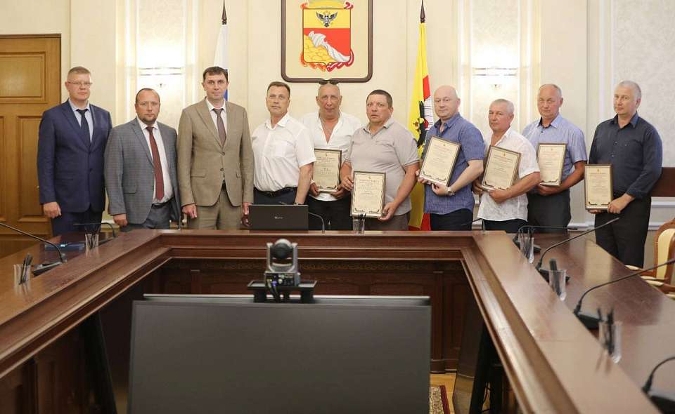 Устранителям крупной коммунальной аварии мэр Воронежа вручил почётные грамоты