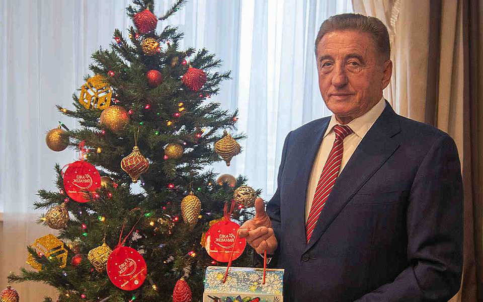 Депутат Сергей Лукин подарил новогоднее настроение детям и семьям, нуждающимся в поддержке