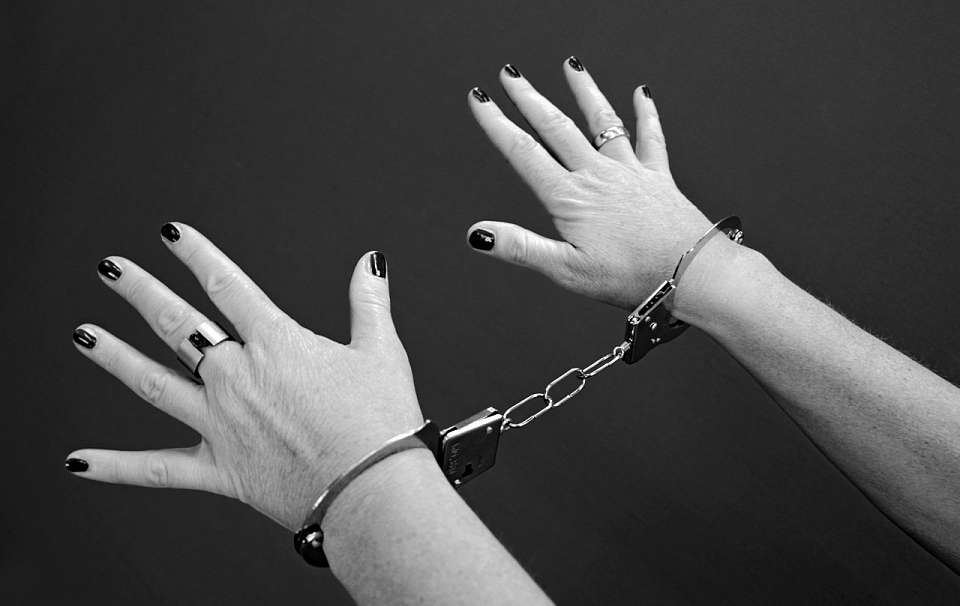 За взятку задержали бывшую сотрудницу Росреестра в Воронеже