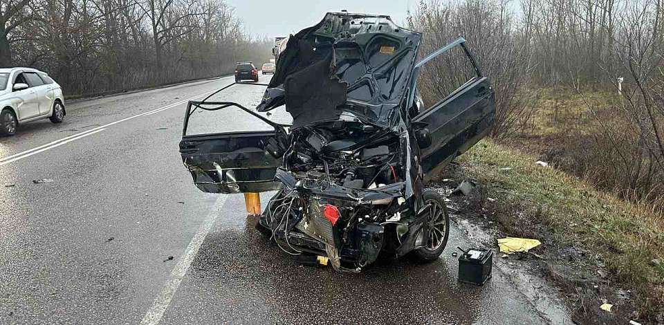 Водитель выпал из автомобиля и погиб в массовой аварии под Воронежем