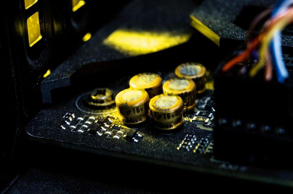 Две майнинговые фермы и 77 «скрытых» коммерсантов обнаружили энергетики в Воронежской области в 2025 году 