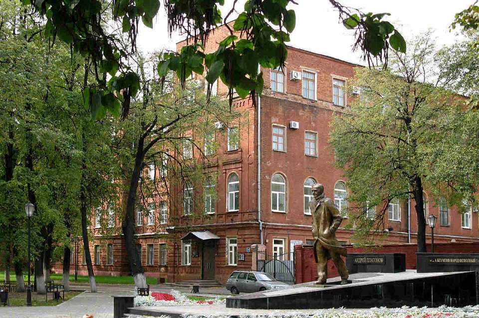 В военном учебном центре при ВГУ расскажут, как стать кадровыми офицерами