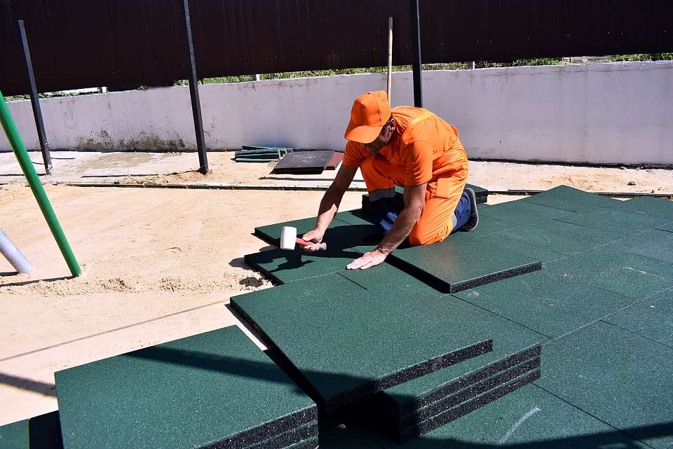 В Ленинском районе завершили установку детского и спортивного оборудования