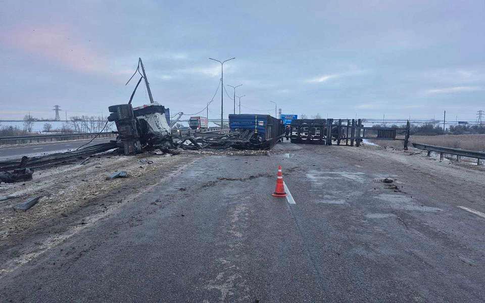 Дальнобойщик из Ленинградской области погиб в ДТП двух фур на воронежской трассе