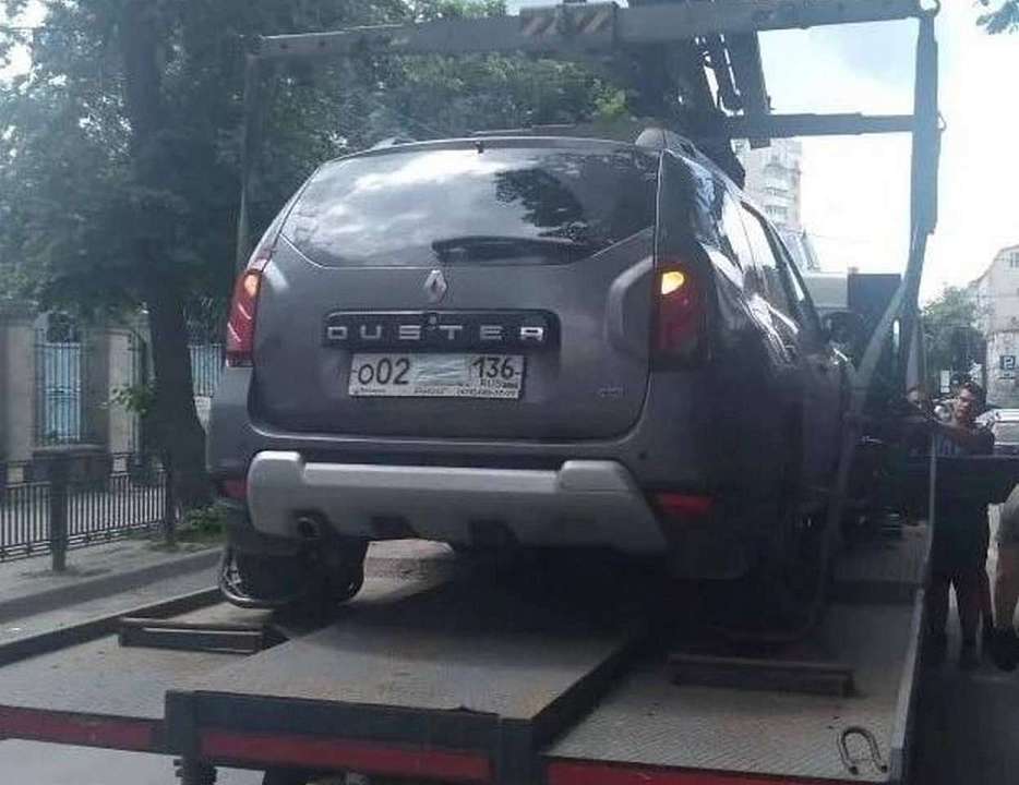 В Воронеже продолжают эвакуировать авто со скрытыми госномерами или без них
