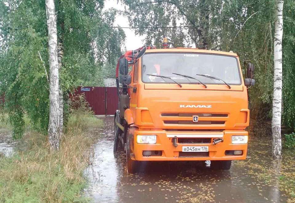 В Воронеже городские коммунальные службы усиливают работу в непогоду