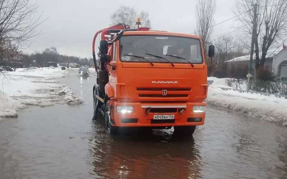 Власти рассказали, сколько водооткачивающих машин работает на улицах Воронежа