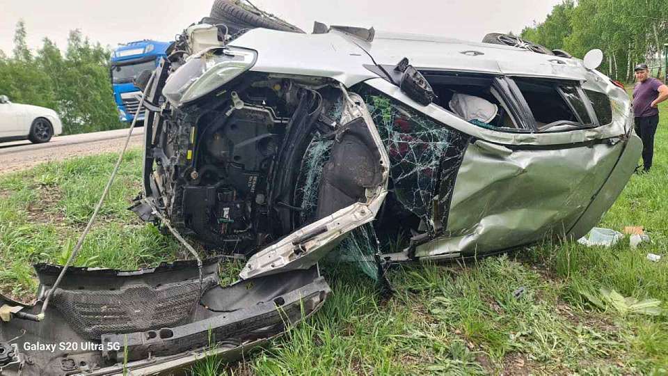 Житель Подмосковья на кроссовере разбился на трассе в Воронежской области