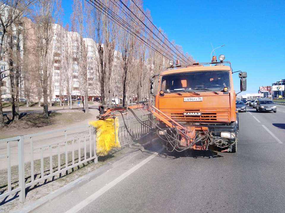      В Коминтерновском районе моют заборы  