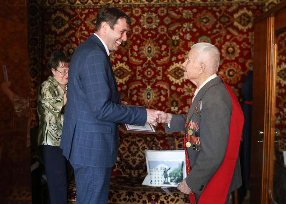 С присвоением звания «Почётный гражданин Воронежа» ветерана поздравил мэр Сергей Петрин