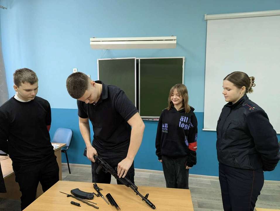 В Ленинском районе сотрудники полиции проводят занятия с патриотическими клубами