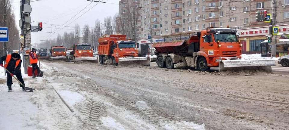 Уборка магистралей Воронежа от снега продолжается и днём, и ночью
