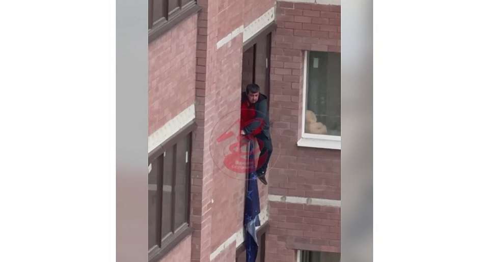 После ссоры с женой воронежец попытался сбежать через окно квартиры по простыням
