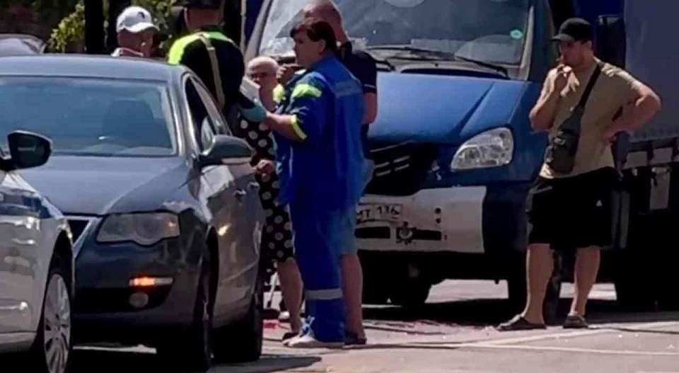 Появилось видео последствий столкновения иномарки с «Газелью» на Ленинском проспекте в Воронеже