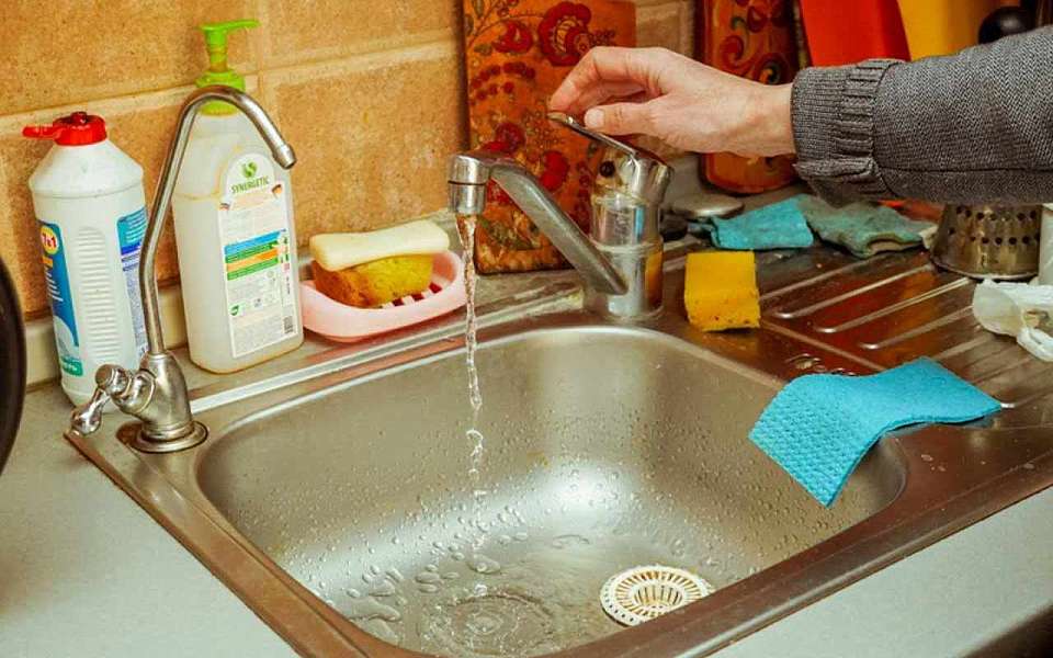 На трех улицах начались перебои с водой из-за аварии в Левобережном районе Воронежа