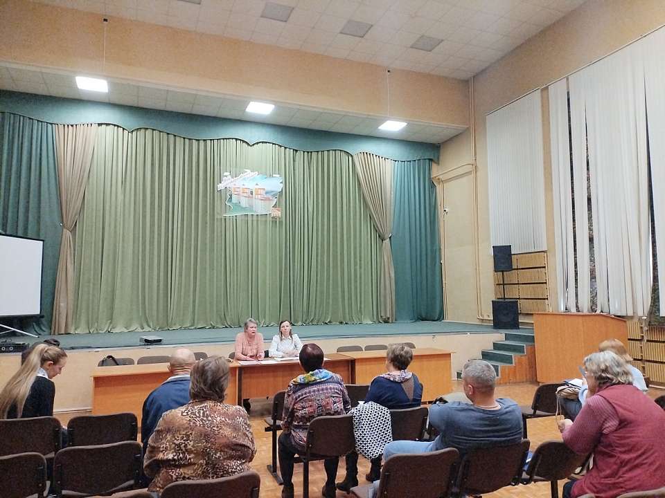 В Коминтерновском районе рассказали, как нужно сажать деревья