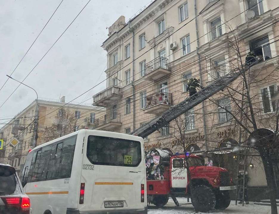 Из горящей квартиры в Воронеже эвакуировали человека с помощью автолестницы
