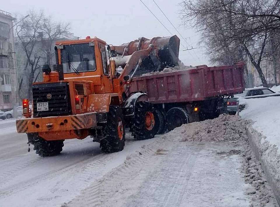 На улицах Воронежа днём работали 163 единицы уборочной техники