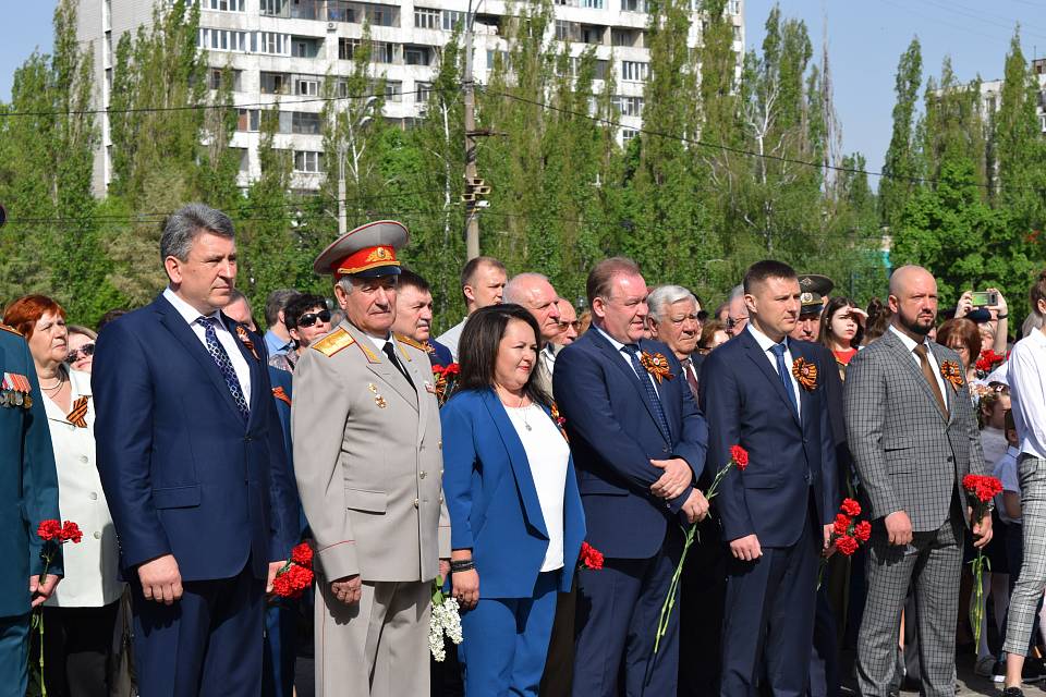              В Коминтерновском районе на мемориалах торжественно возложили венки и цветы