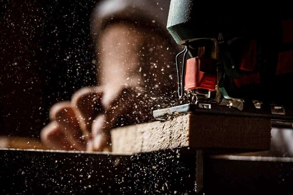 На производстве под Воронежем пила отрезала работнику 5 пальцев