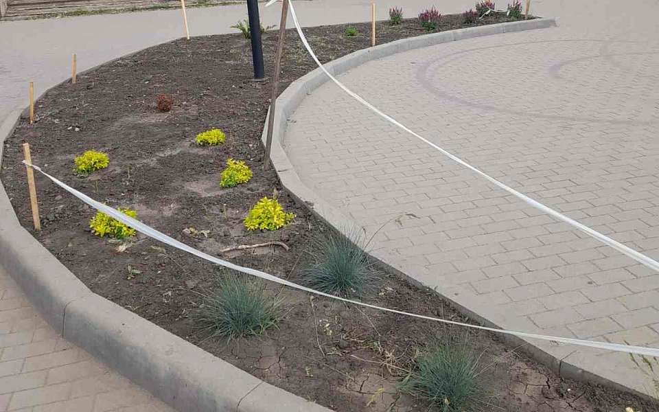 В микрорайоне Никольское продолжается благоустройство сквера Майский.