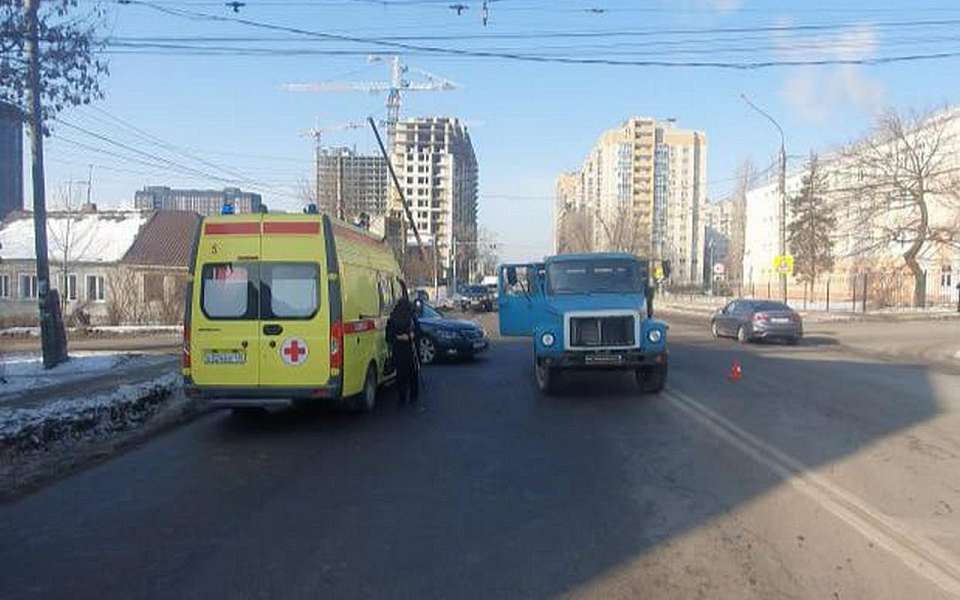 Грузовик сбил двух пенсионерок на проезжей части в Воронеже