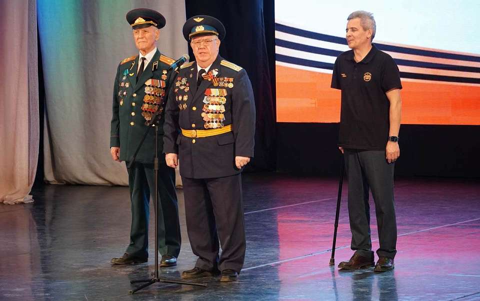 Общественная палата вместе с артистами подарила воронежцам к 80-летию Победы большой концерт