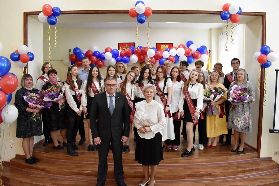 В школах Ленинского района прозвенел последний звонок