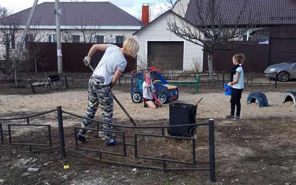 Жители частного сектора Железнодорожного района вышли на субботнюю и воскресную уборку