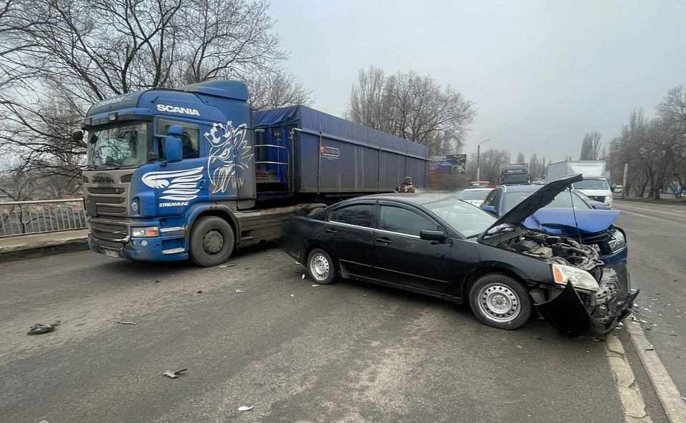 В массовом ДТП в Воронеже пострадала женщина-водитель