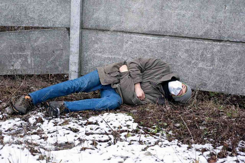 Прохожие обнаружили труп 47-летнего мужчины на тротуаре в Воронеже
