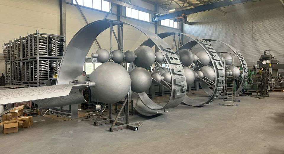 Обновлённая стела «Слава советской науке» в Воронеже возвращается на своё место