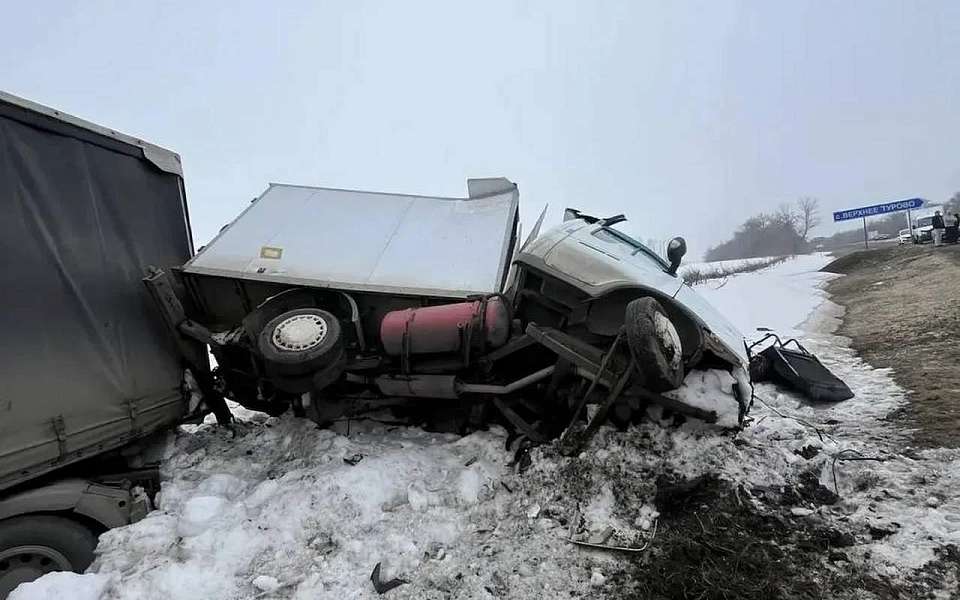 Погибли три человека в страшном массовом ДТП на воронежской трассе