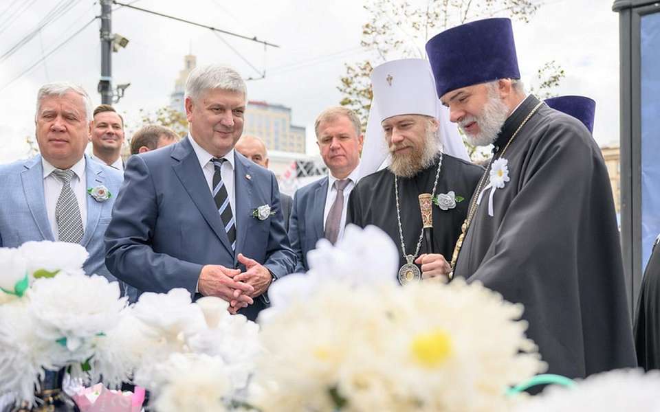 В торжествах по случаю Дня города принял участие воронежский губернатор