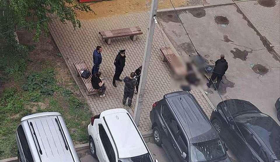 На детской площадке на улице Кропоткина в Воронеже обнаружили труп