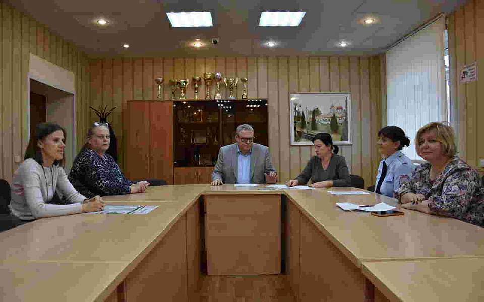 В управе района обсудили вопросы профилактики правонарушений и организации отдыха детей на каникулах