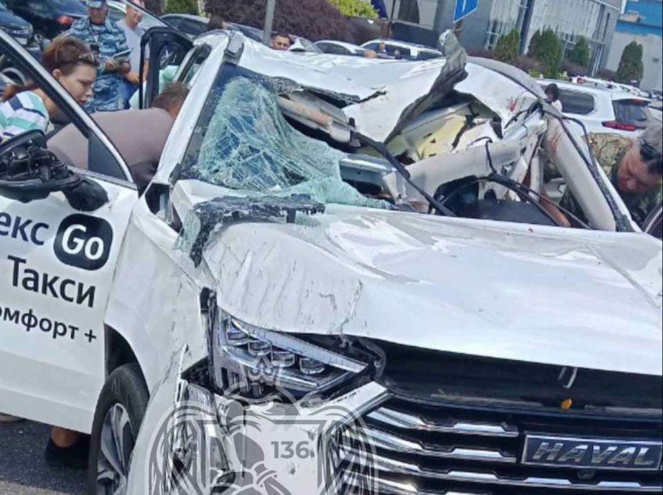 В жёсткое ДТП возле Остужевского рынка в Воронеже угодило такси