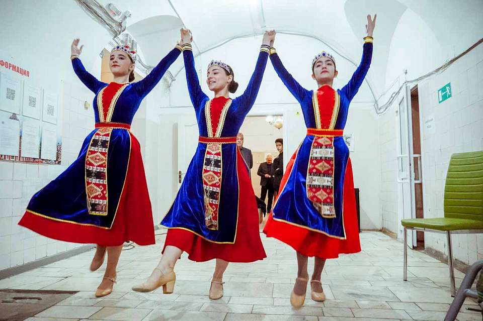 Воронежские армяне и Екатерина Молодцова в городской больнице поздравили бойцов СВО с Днем защитника Отечества