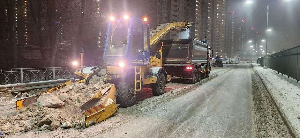 Ночью 4 марта на улицах Воронежа работало 125 единиц спецтехники