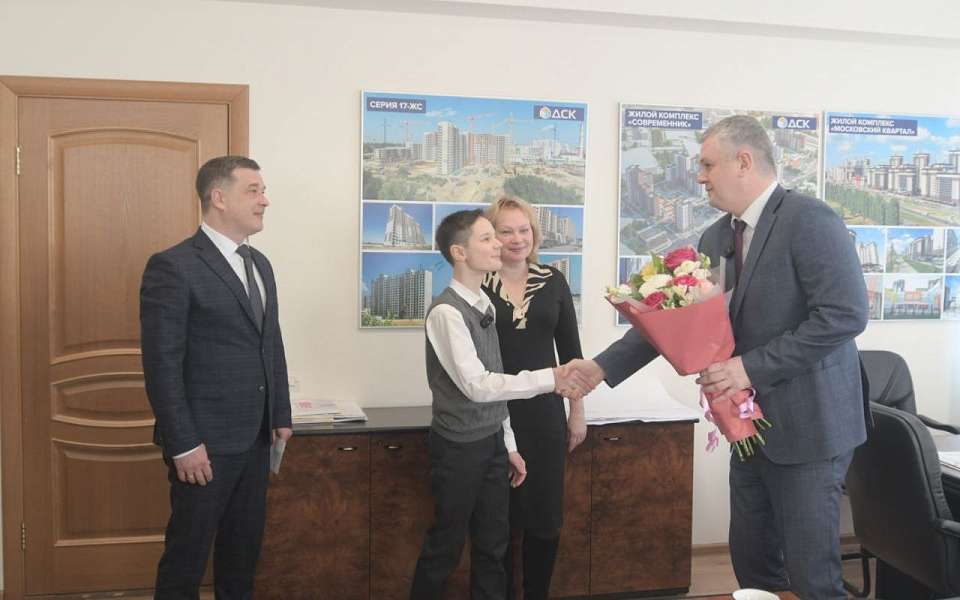 Депутаты команды ДСК поздравили сына бойца СВО с получением паспорта