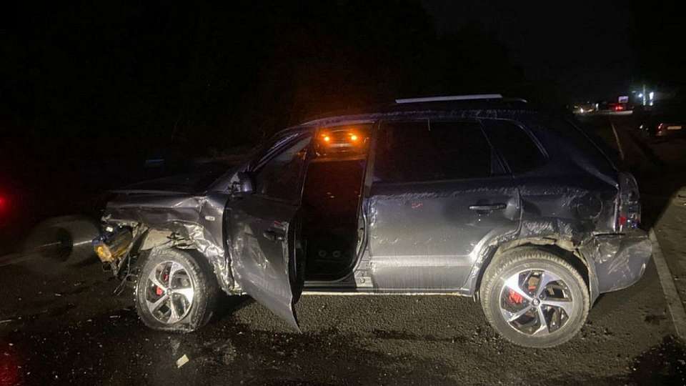 Четыре человека пострадали после ночной аварии в Воронеже