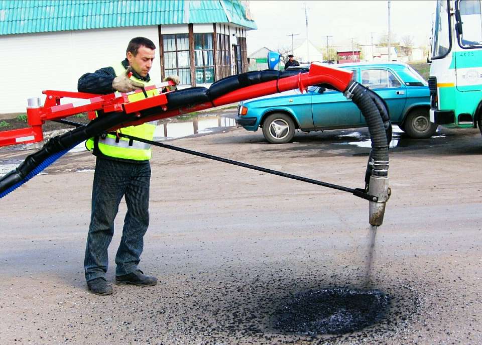               В Коминтерновском районе на дорогах продолжается ямочный ремонт 