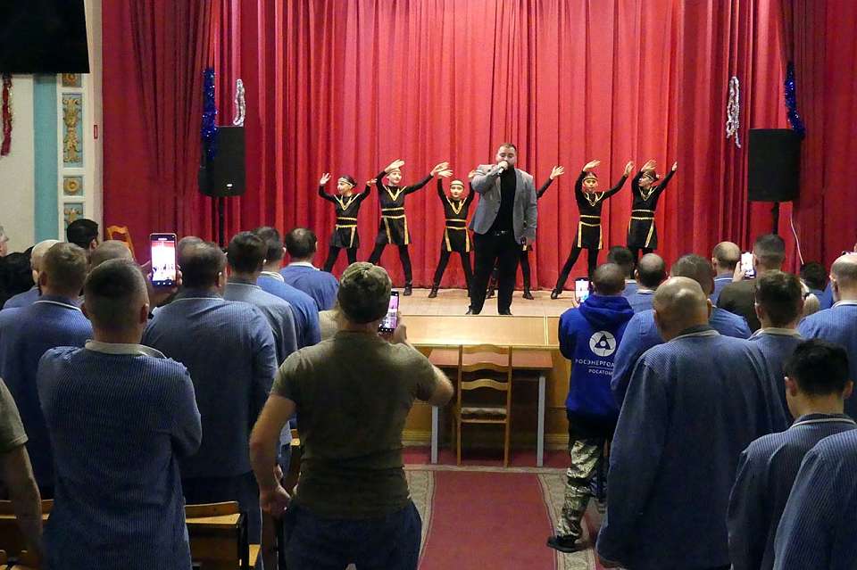 Армянская община Воронежа поддержала раненых бойцов подарками и концертом